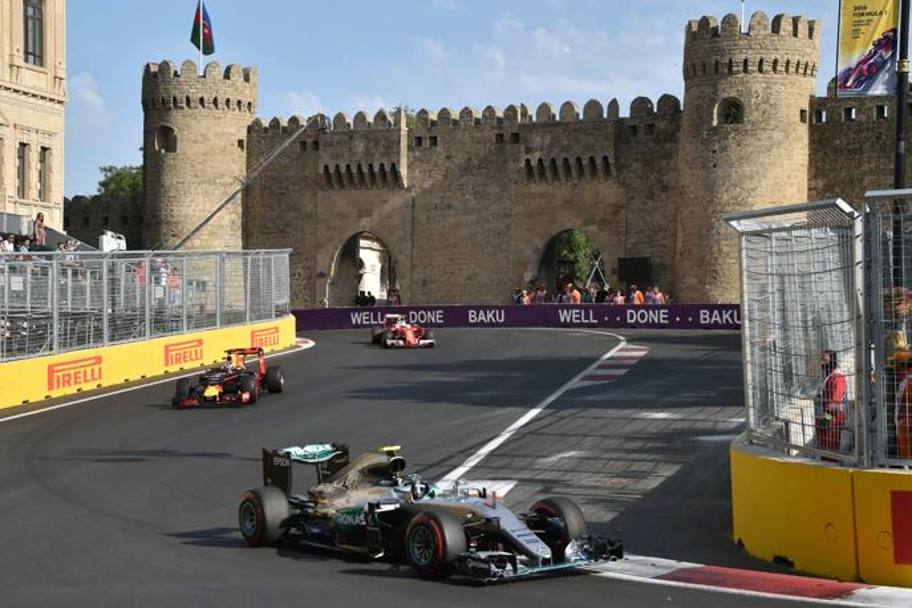 Rosberg guida il gruppo nei pressi del castello di Baku. Afp